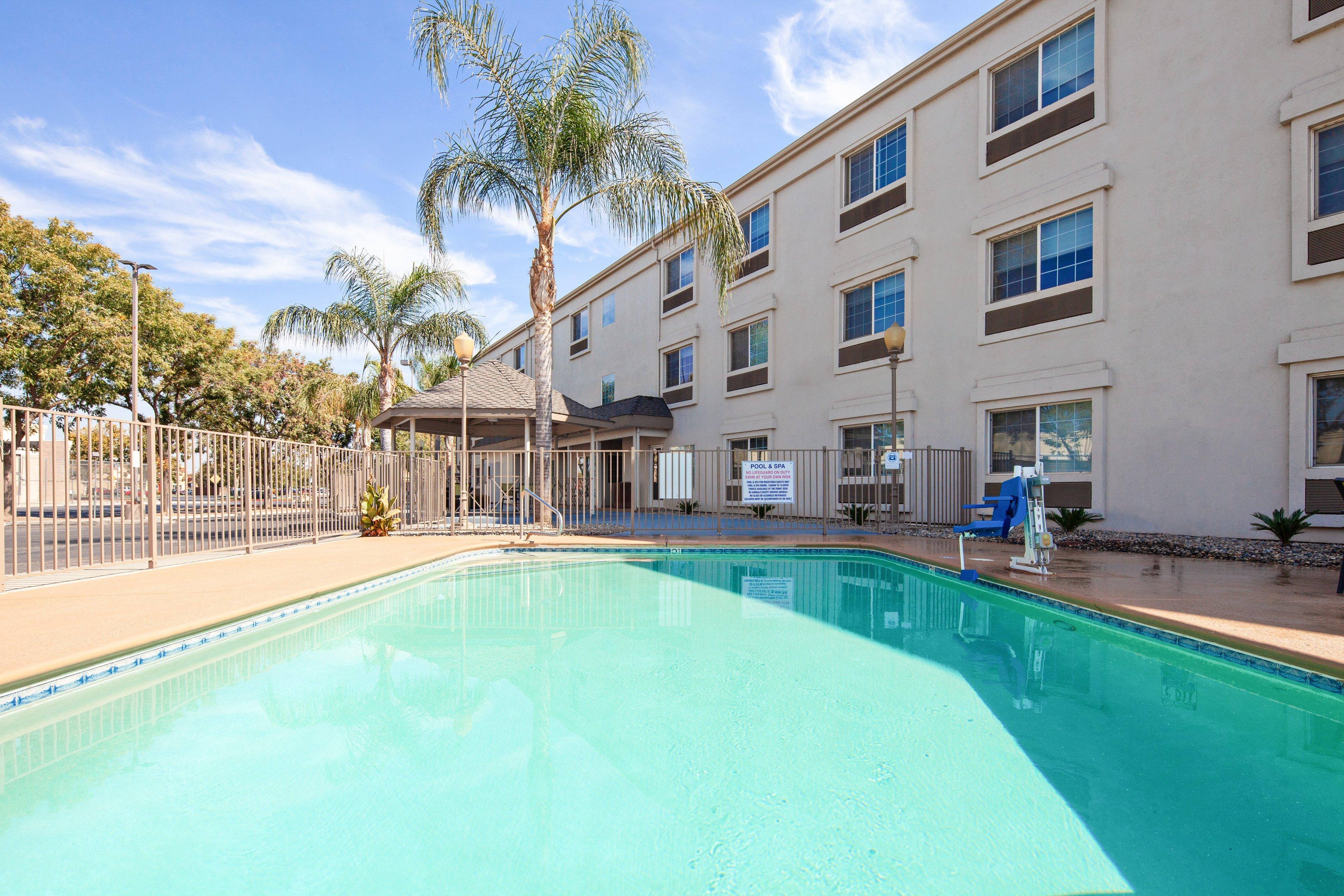 Holiday Inn Express & Suites - Tulare By Ihg Exterior foto